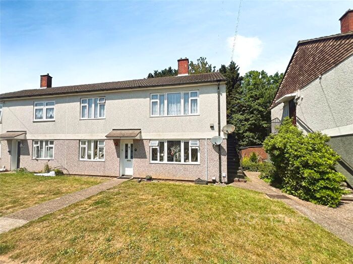 2 Bedroom Maisonette For Sale In Holly Close, Aldershot, Hampshire, GU12
