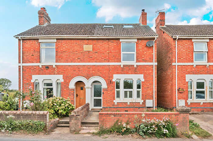3 Bedroom Semi-Detached House For Sale In Cricklade Road, Purton, Swindon, SN5