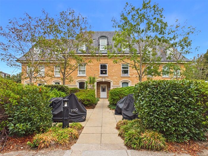 2 Bedroom Flat To Rent In Oak House, Teddington, TW11