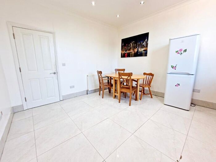 2 Bedroom Flat To Rent In High Road, N15