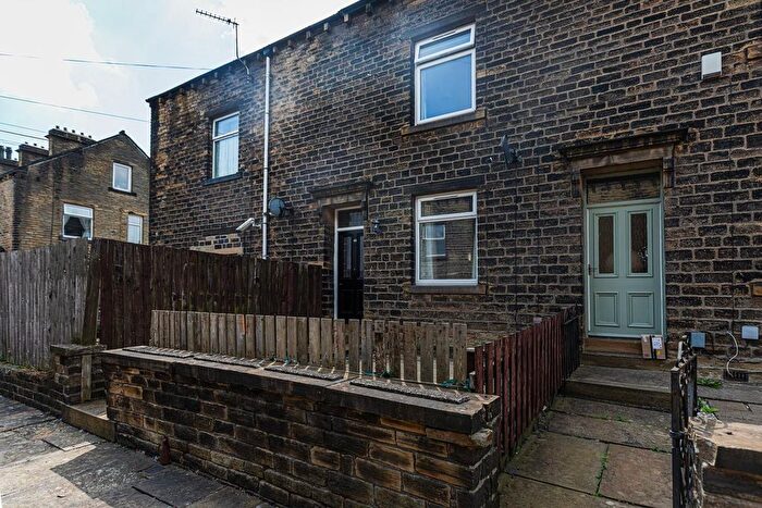 4 Bedroom Terraced House To Rent In Union Street, Lindley, Huddersfield, HD3