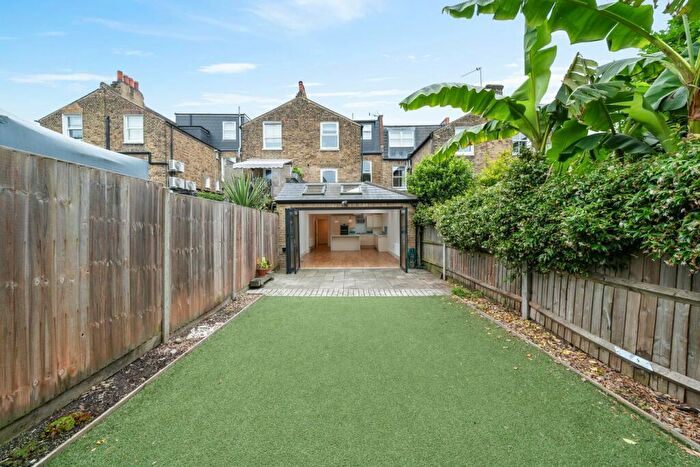 2 Bedroom Flat To Rent In Honeywell Road, London, SW11