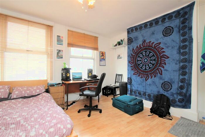 Studio To Rent In Commercial Road, Aldgate, London, E1