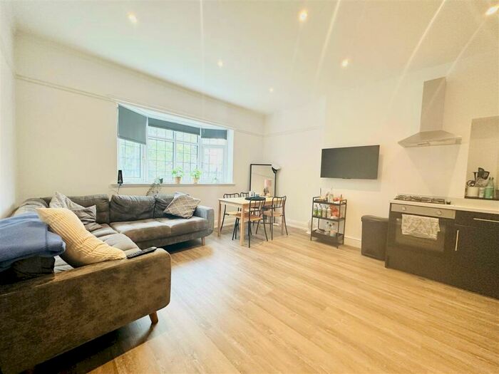 3 Bedroom Apartment To Rent In Derby Road, Nottingham, NG7