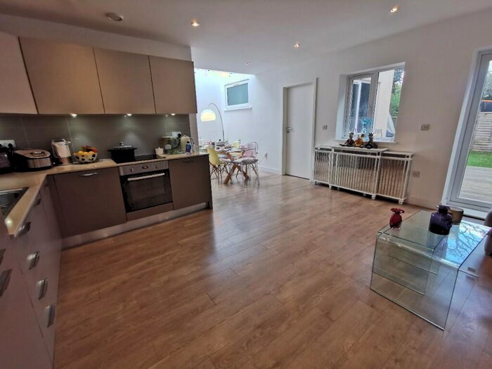 2 Bedroom Maisonette To Rent In Hendon Way, London, NW2