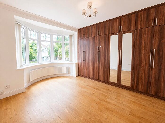 3 Bedroom Flat To Rent In Emmott Avenue, Ilford, IG6