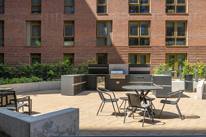 3 Bedroom Apartment To Rent In Domain, Tilling Courtyard, Weldale Street, Reading, Berkshire, RG1