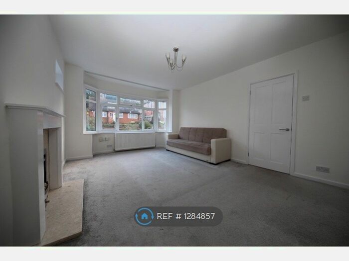 3 Bedroom Semi-Detached House To Rent In Farley Hill, Luton LU1