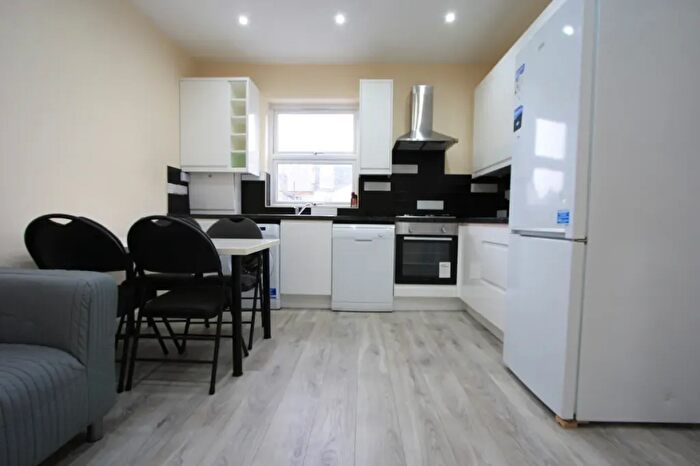 3 Bedroom Flat To Rent In Boscombe Road, Wimbledon, SW19