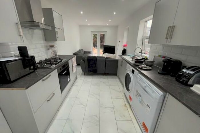 6 Bedroom Terraced House To Rent In Minny Street - Cardiff, CF24