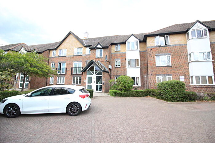 2 Bedroom Flat For Sale In Cotswold Way, Worcester Park, KT4