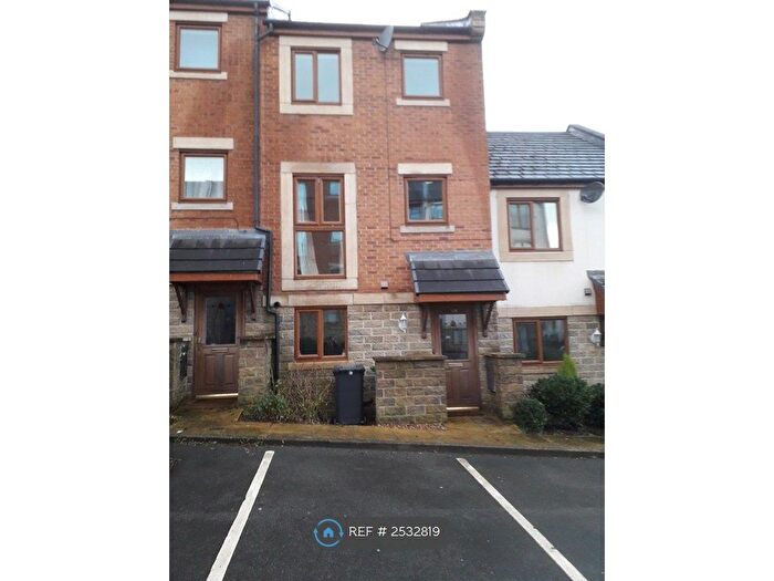 4 Bedroom Terraced House To Rent In Greenlea Court, Huddersfield, HD5