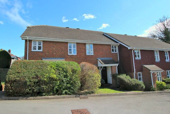 1 Bedroom Ground Maisonette To Rent In Heather Close, Guildford, GU2