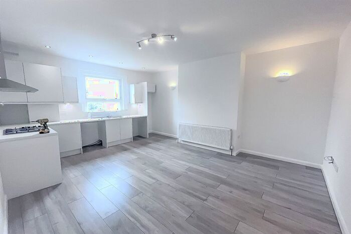3 Bedroom Flat To Rent In Sunningfields Road, Hendon, NW4
