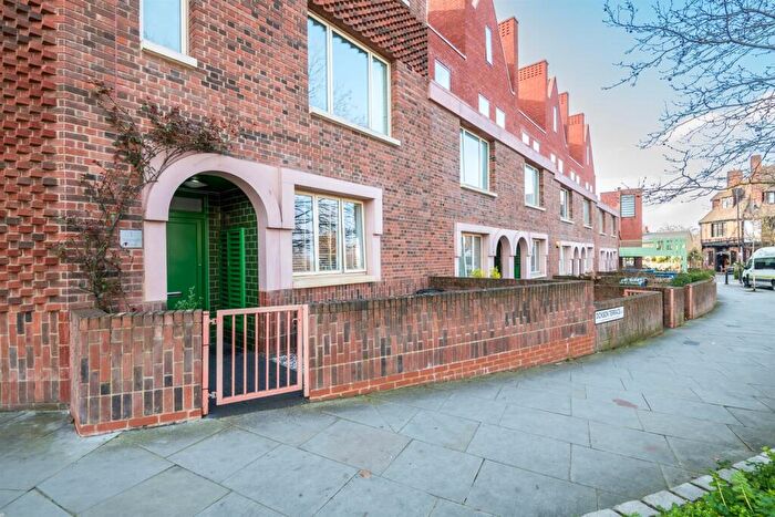 2 Bedroom Flat For Sale In Nunhead Lane, Nunhead, SE15