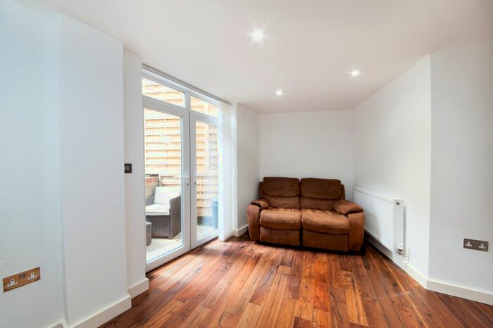 2 Bedroom Flat To Rent In Malvern Road, Kilburn, London, NW6