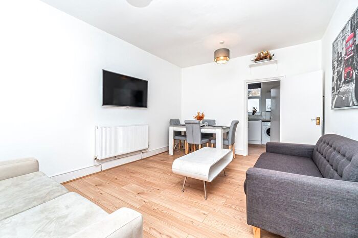 2 Bedroom Flat To Rent In Kenninghall Road, Rectory Rail, Upper Clapton, Hackney, E5