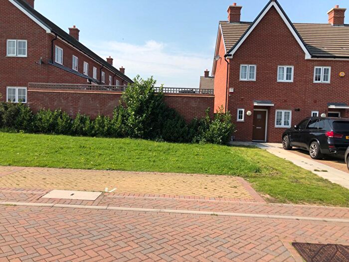 2 Bedroom End Of Terrace House For Sale In Melford Road, Slough, Berkshire, SL2