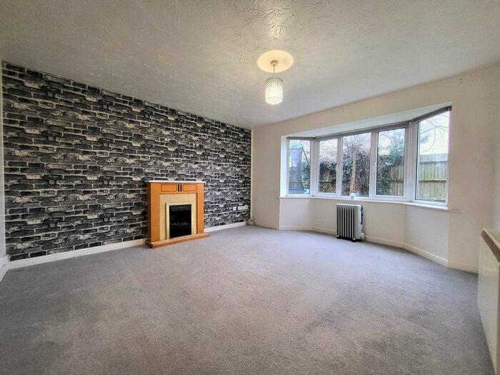 2 Bedroom Flat To Rent In Knightsbridge Court, Langley, SL3