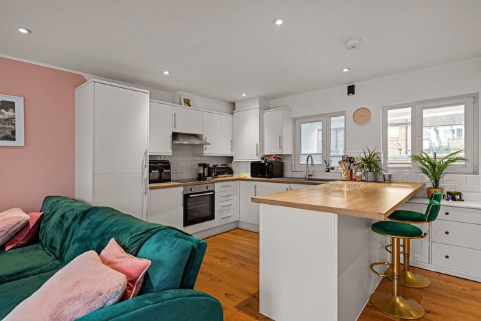 1 Bedroom Flat For Sale In Waterside, Crayford, Dartford, DA1