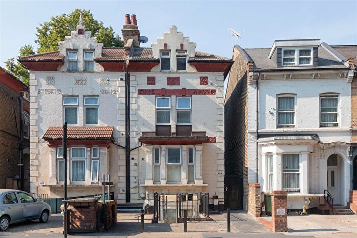 2 Bedroom Flat For Sale In Romford Road, Forest Gate, E7