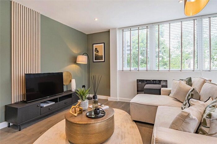 2 Bedroom Flat To Rent In West Byfleet, Surrey, KT14