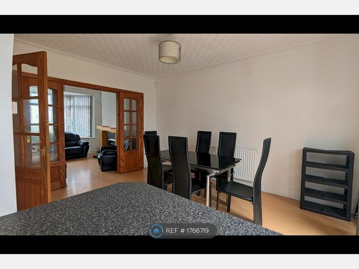 3 Bedroom Semi-Detached House To Rent In Oakwood Lane, Leeds, LS8