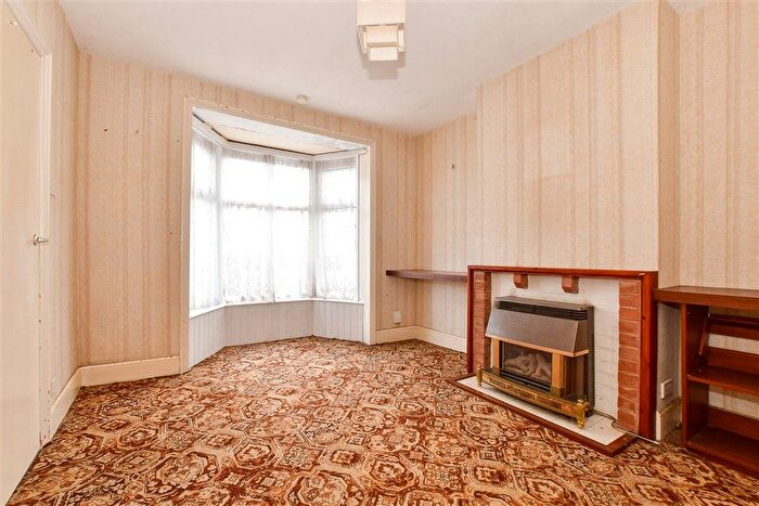 3 Bedroom Semi-detached House For Sale In Worsley Road, Newport, Isle Of Wight, PO30