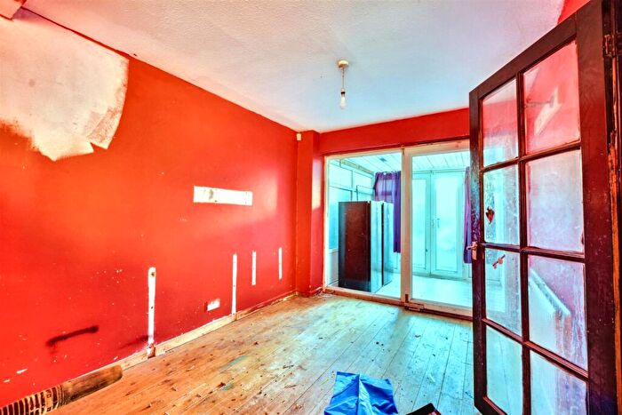 3 Bedroom End Of Terrace House For Sale In Hamilton Gardens, Nottingham, NG5