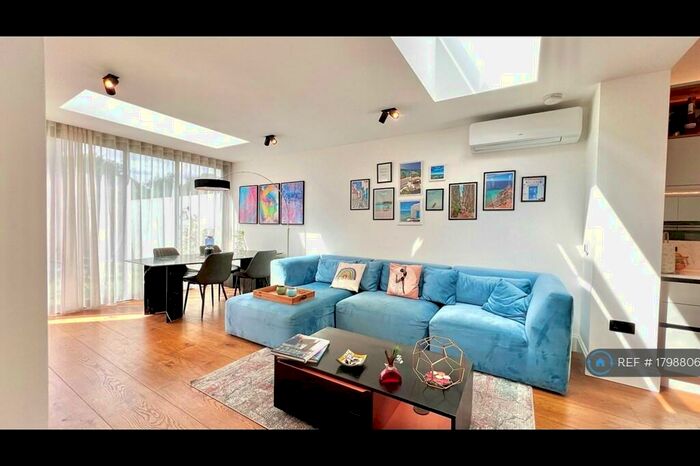 2 Bedroom Flat To Rent In King Charles Road, Surbiton, KT5