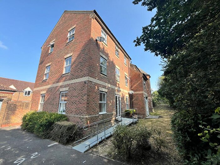 2 Bedroom Flat To Rent In Queensgate, Aylesbury, HP19
