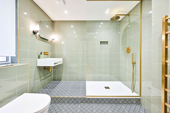 1 Bedroom Flat To Rent In Woodstock Grove, Brook Green, London, W12