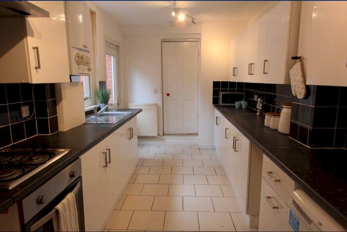 6 Bedroom Terraced House To Rent In Grange Avenue, Reading, RG6