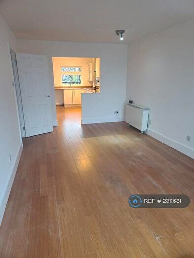 2 Bedroom Flat To Rent In Chestnut House, Crowthorne, RG45