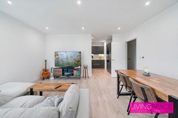 2 Bedroom Flat To Rent In Hartington Court, London, N4