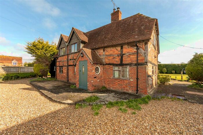 2 Bedroom Detached House For Sale In Bramley Road, Pamber End, RG26