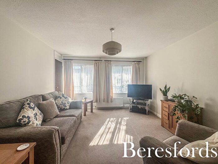 1 Bedroom Maisonette For Sale In Copperfields Way, Romford, RM3