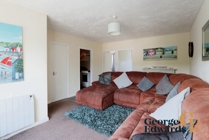 2 Bedroom Flat For Sale In Harbour Court, Saundersfoot, SA69