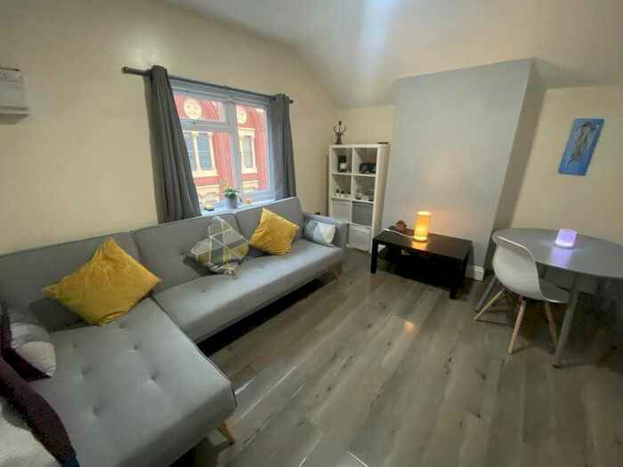 1 Bedroom Flat To Rent In East Street Top Floor Flat, Bedminster Bristol, BS3