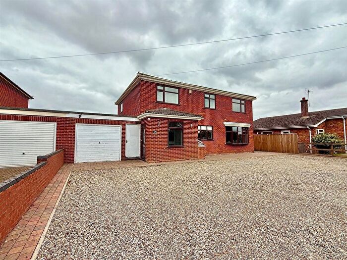 4 Bedroom Detached House For Sale In Martham Road, Hemsby, NR29
