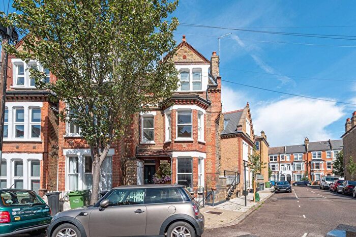 2 Bedroom Flat For Sale In Hemberton Road, Clapham North, London, SW9