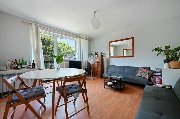 3 Bedroom Flat To Rent In Batman Close, London, W12