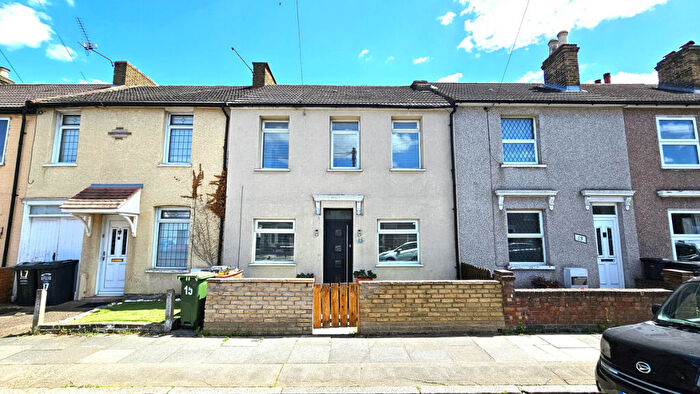 3 Bedroom Terraced House To Rent In St Albans Road, Dartford, Kent., DA1