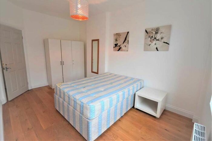 3 Bedroom Flat To Rent In Horn Lane, London W3