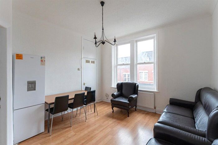 4 Bedroom Flat To Rent In Cowdenbeath Path, Islington, London, N1