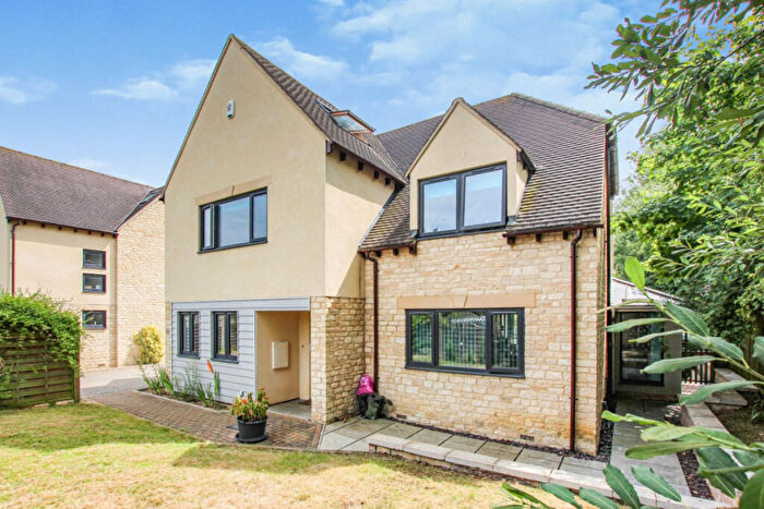 6 Bedroom Detached House For Sale In Warland Gardens, Kidlington, OX5