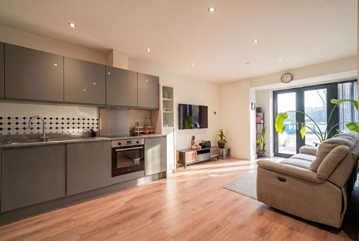 2 Bedroom Flat For Sale In Broadoaks, Streetsbrook Road, Solihull, B91