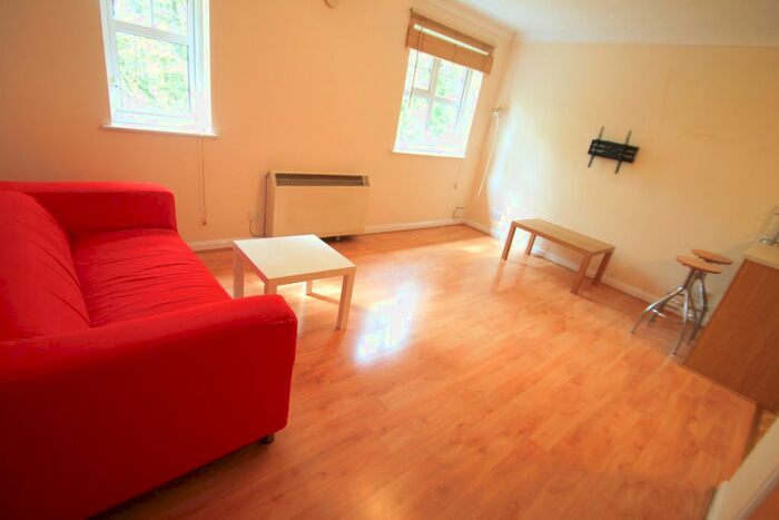 2 Bedroom Flat To Rent In Earls Meade, Luton, LU2