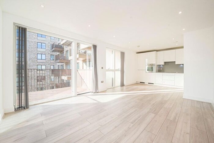 2 Bedroom Flat To Rent In Lakeside Drive, Ealing, NW10