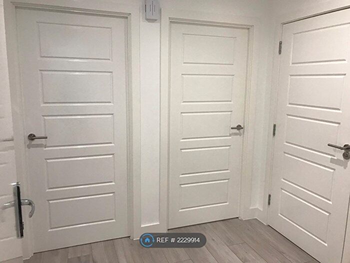 1 Bedroom Flat To Rent In Burlington Road, Raynes Park, KT3